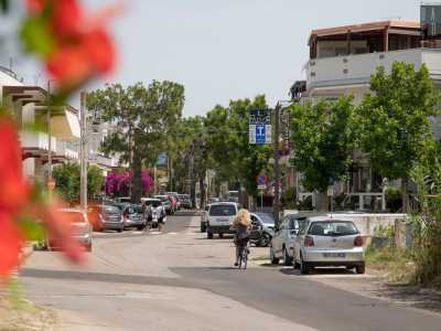 Accediamo al borgo percorrendo la centrale via del Faro, contraddistinta da alti pini e bouganville che cingono le recinzioni di tanti villini circondati da giardini e patii